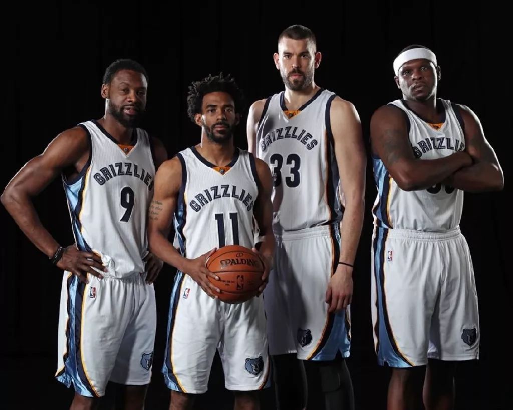 杜兰特连续得分，全队士气高涨（杜兰特连连得手，球队士气飙升）