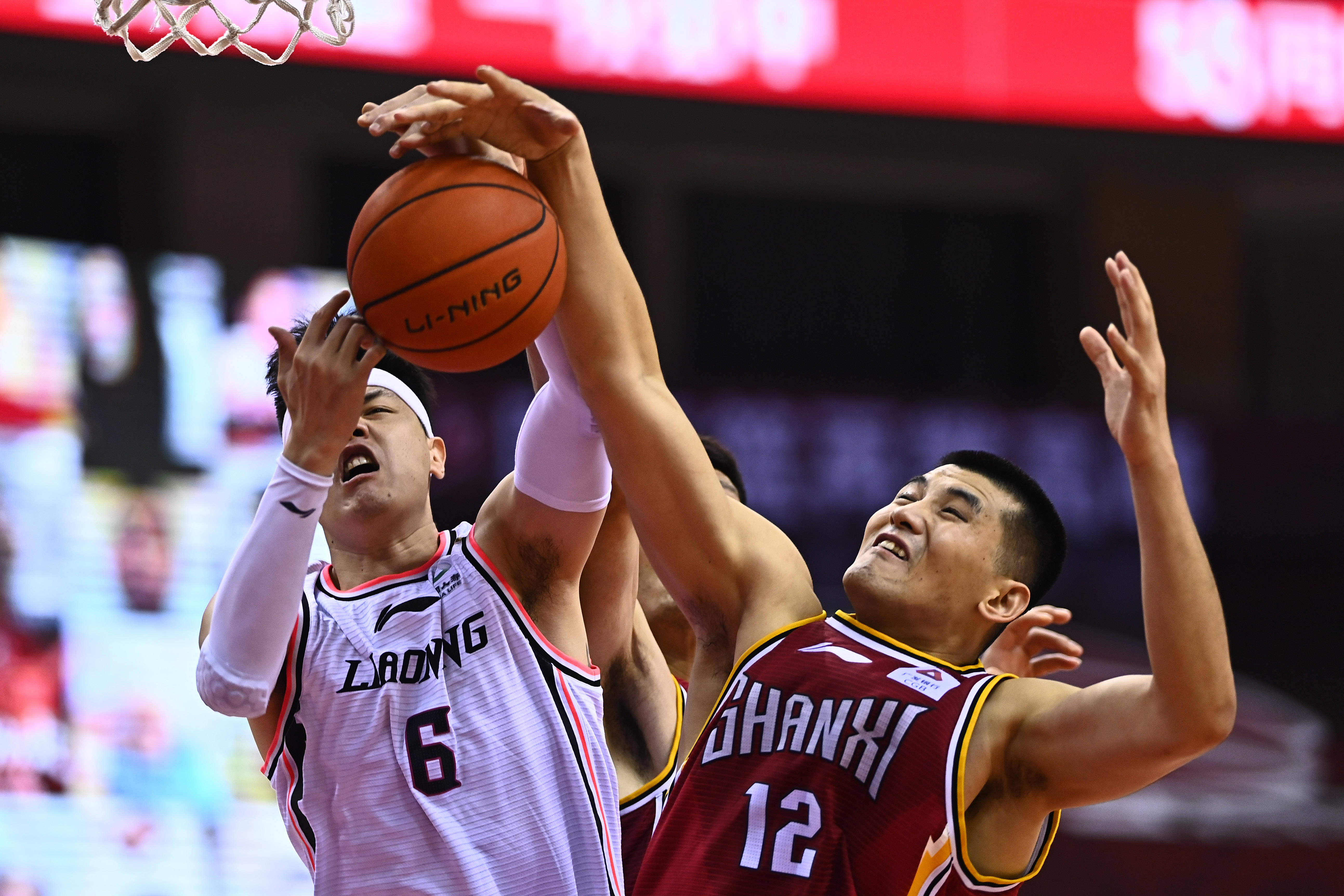 米体：法国电视台取消转播年轻人vs里尔，因前者胸前广告违规（米体：因年轻人队胸前广告违规，法国电视台取消其与里尔之战的转播）