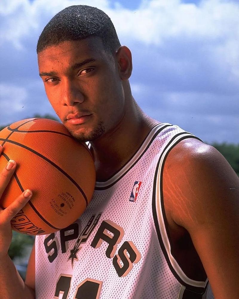 法比奥庆祝足协杯夺冠：我们是冠军，这座城市值得拥有这一刻（法比奥庆贺足协杯问鼎：我们是冠军，这座城市配得上这份荣耀）