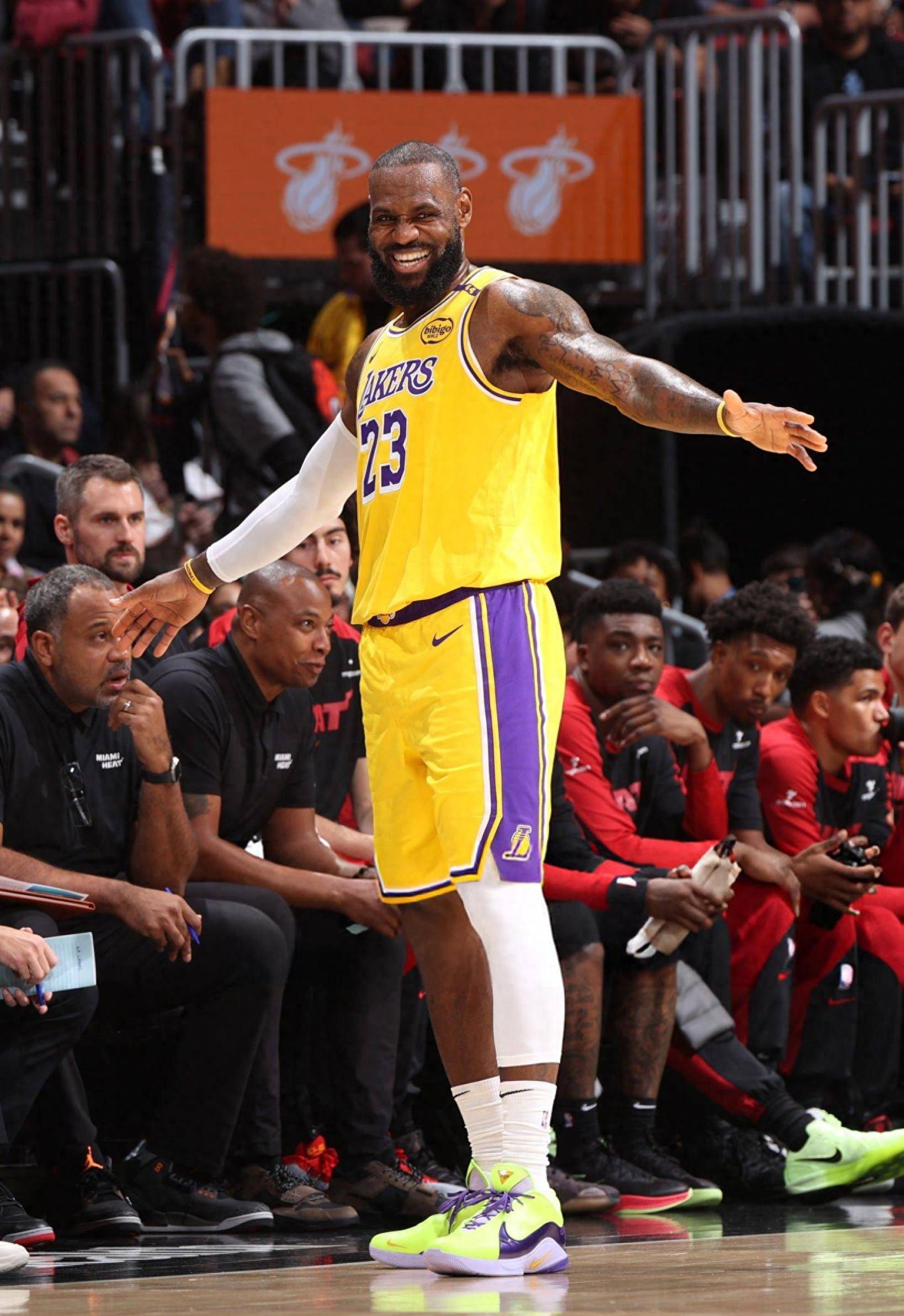 洛杉矶快船以131-116击败黄蜂，哈登55分创队史新高，成为NBA第四位得分超55分的球员，表现惊艳。（哈登55分创快船队史纪录，快船131-116擒黄蜂，成NBA55+得分第四人）