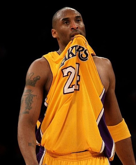 杰伦·约翰逊成为08年詹姆斯以来连续两场砍三双最年轻的前锋（自2008年詹姆斯以来，杰伦-约翰逊成为连续两场拿下三双的最年轻前锋）