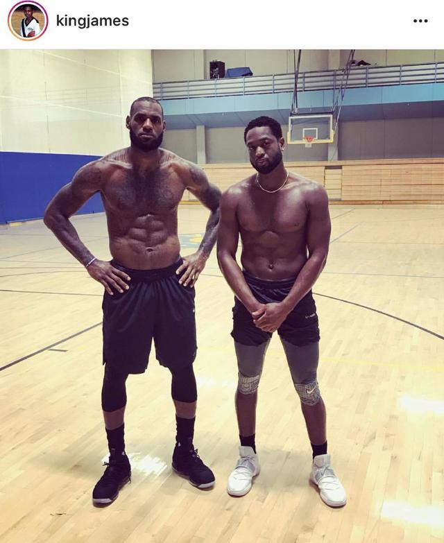 斯卡洛尼戴白手套递交世界杯，因凡蒂诺为仪式错误公开道歉（斯卡洛尼戴白手套交接大力神杯，因凡蒂诺就仪式失误公开致歉）