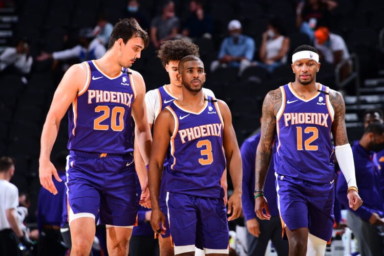 亨利：巴萨防线太差；阿森纳不丢球而拜仁总是进球（亨利：巴萨后防堪忧；阿森纳频频零封，拜仁持续破门）