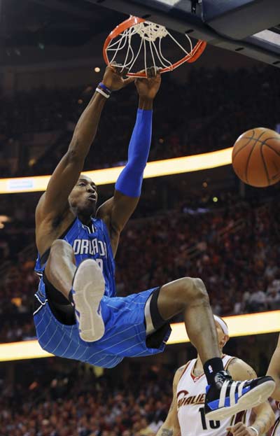 广东男篮防守稳固力克上海（广东男篮凭稳健防守击败上海队）